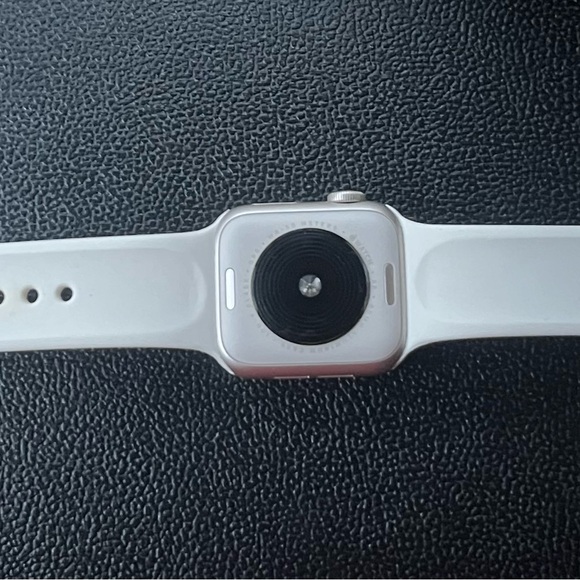 Apple Watch SE 2nd Generation (GPS) 40mm Aluminum Case with Sport Band Starlight - Picture 4 of 10